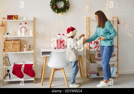 Madre e bambino decorano la casa per Natale o Capodanno insieme Foto Stock