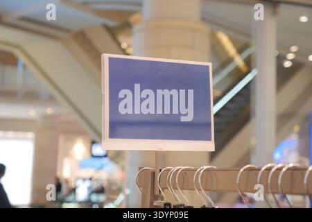 Insegna vuota nel centro commerciale con sfondo sfocato degli acquirenti Foto Stock