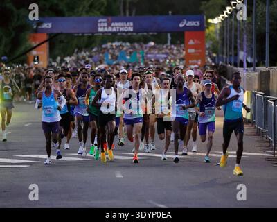 Los Angeles, Stati Uniti. 8 marzo 2026. I corridori gareggiano durante la 41a maratona di Los Angeles, a Los Angeles, California, negli Stati Uniti, l'8 marzo, 2026. credito: Qiu Chen/Xinhua/Alamy Live News Foto Stock