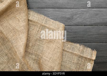 Panno in bordino su sfondo di legno scuro Foto Stock
