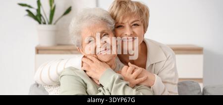Ritratto di una donna felice che abbraccia sua madre a casa Foto Stock