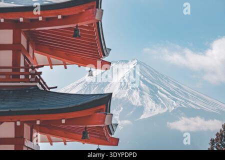 Dettaglio architettonico ravvicinato delle gole della Pagoda di Chureito che incorniciano il Monte Fuji innevato, Arakurayama Sengen Park, Giappone. Foto Stock