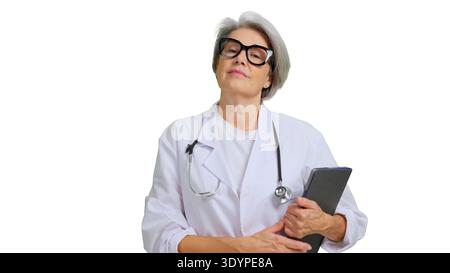 Medico maturo che tiene in mano una compressa digitale e uno stetoscopio Foto Stock