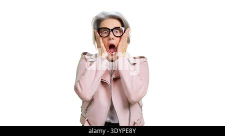 Donna anziana che reagisce con sorpresa e shock Foto Stock