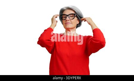 Donna anziana che si adatta agli occhiali e che sorride Foto Stock