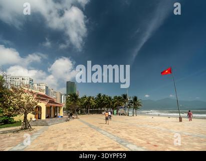 MY KHE BEACH, da NANG, VIETNAM - 6 FEBBRAIO 2026: Vista dell'area turistica di My khe Beach sulla costa di danang vietnam nelle giornate di sole Foto Stock