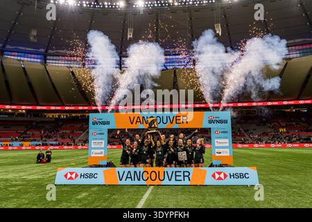 Vancouver, Canada. 08 marzo 2026 – i membri della squadra neozelandese Black Ferns Sevens festeggiano con il trofeo dopo aver sconfitto l'Australia 24–17 nella finale femminile della HSBC SVNS Vancouver al BC Place. La vittoria si assicura il quarto titolo neozelandese della stagione 2026 e mantiene il suo record imbattuto nella sede di Vancouver. Joe ng/Alamy Live News Credit: Joe ng/Alamy Live News Foto Stock