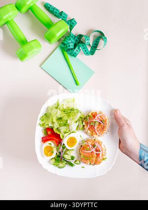 Concetto di nutrizione fitness con salmone, uova e verdure fresche Foto Stock