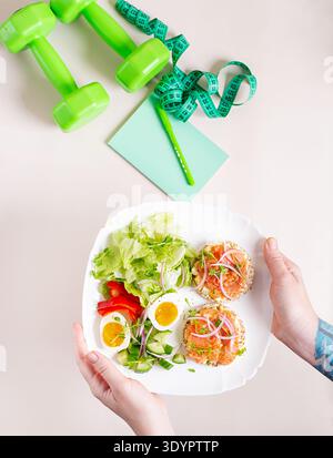 Colazione ad alto contenuto proteico con salmone e uova, concetto fitness Foto Stock