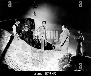 MADELEINE CARROLL ROBERT DONAT e il regista ALFRED HITCHCOCK sul set Candid durante le riprese del romanzo 39 STEPS 1935 del regista ALFRED HITCHCOCK John Buchan adattamento Charles Bennett dialogo Ian Hay produttore Michael Balcon Gaumont British Pictures Corporation Foto Stock