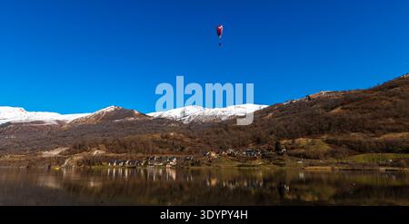 Parapendio al lago Génos-Loudenvielle e ai Pirenei, nelle alte Pirenei, Occitanie, Francia Foto Stock
