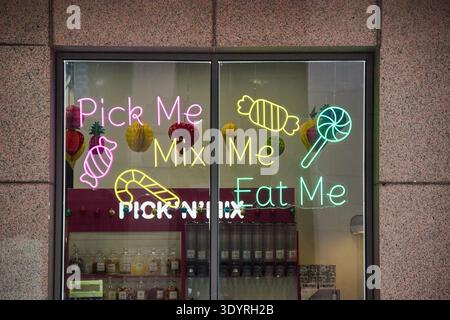 Insegna al neon "pick & Mix" Foto Stock