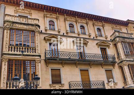 Veduta di balconi e finestre ornate adornano la facciata storica, gettando ombre sulla pietra, creando una scena senza tempo, Salamanca, Castiglia e León, Foto Stock