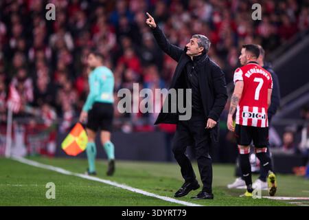 L'allenatore dell'Athletic Club Ernesto Valverde reagisce durante la partita LaLiga EA Sports tra Athletic Club e FC Barcelona all'Estadio San Mames su Marc Foto Stock