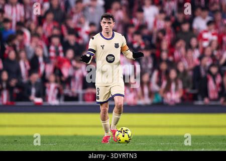 Pedro Gonzalez 'Pedri' del FC Barcelona con il pallone durante la partita LaLiga EA Sports tra Athletic Club e FC Barcelona all'Estadio San Mames On Foto Stock