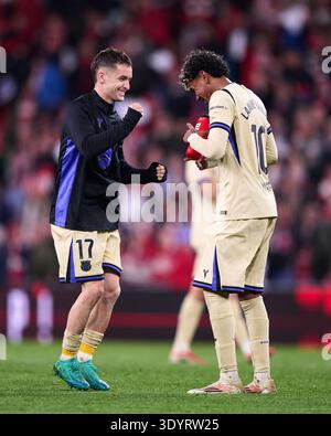 Lamine Yamal e Marc Casado del FC Barcelona celebrano la vittoria durante il LaLiga EA Sports match tra Athletic Club e FC Barcelona all'Estadio Foto Stock