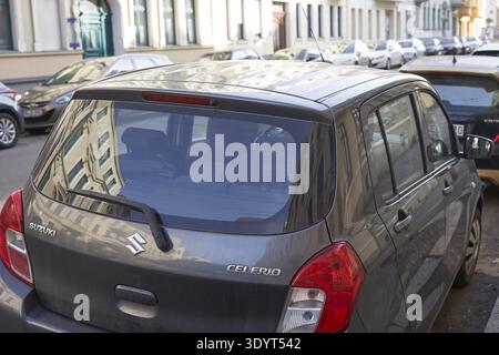 Berlina Suzuki Celerio grigia parcheggiata in un'area urbana con vista posteriore Foto Stock