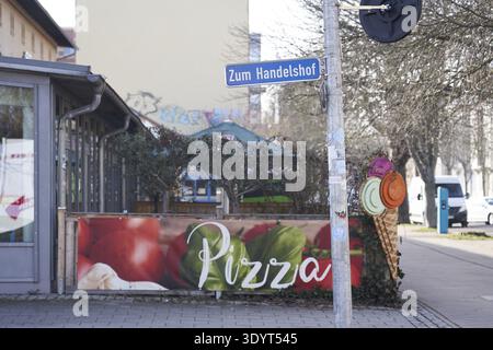 Pizzeria e gelateria a Naturata a Magdeburgo, Stadtfeld, an der Strasse zum Handelshof, pizzeria con striscione colorato per pizza, cartello stradale e. Foto Stock