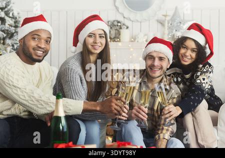 Amici felici che festeggiano l'anno nuovo con champagne Foto Stock