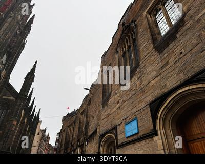 Edimburgo, Scozia, Regno Unito - 15 febbraio 2026: Storica facciata in pietra gotica e guglia della cattedrale lungo il Royal Mile di Edimburgo vicino all'Assemblea generale H. Foto Stock