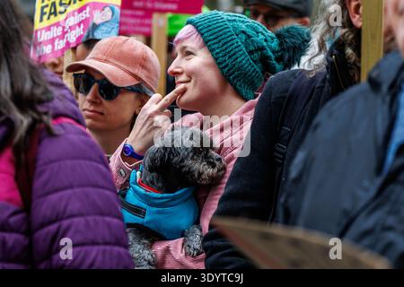 I manifestanti prendono parte a una marcia dell'unità della giornata internazionale della donna attraverso il centro di Birmingham, organizzata a sostegno della parità di genere.... Foto Stock