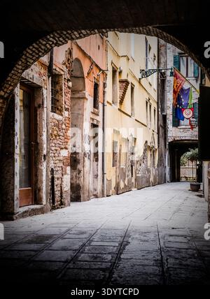 Un vicolo ad arco nelle strade secondarie e nei canali di Venezia, Italia. Foto Stock