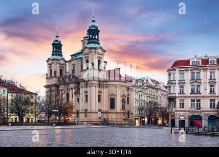 Ammira la chiesa di San Nicola Piazza Staromestske nel centro della città vecchia di Praga all'alba. Nessuno Foto Stock