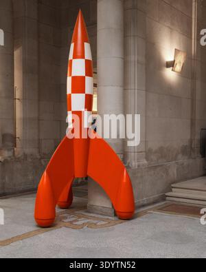 Una replica su larga scala del razzo Tintin da Hergé's Adventures of Tintin esposta all'interno del Museo della Striscia del fumetto di Bruxelles, Belgio. Foto Stock