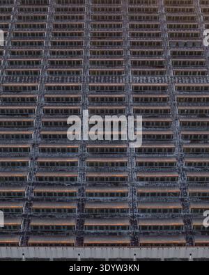 La vista aerea di balconi ripetitivi ma intricati crea un'accattivante struttura urbana, che mostra la densità architettonica di Roma, Lazio, Foto Stock