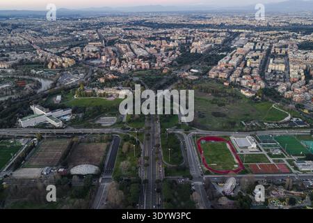Vista aerea dei vivaci spazi verdi che incontrano il tessuto urbano vicino allo Stadio delle Terme di Caracalla, un mosaico di vita sotto il morbido cielo italiano, RO Foto Stock