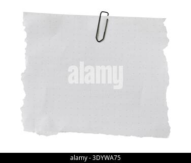 Foglio di carta tratteggiato strappato, graffetta in metallo nera isolata su sfondo trasparente. Nota Mockup con bordi ruvidi. Modello cancelleria vuoto per messaggio Foto Stock