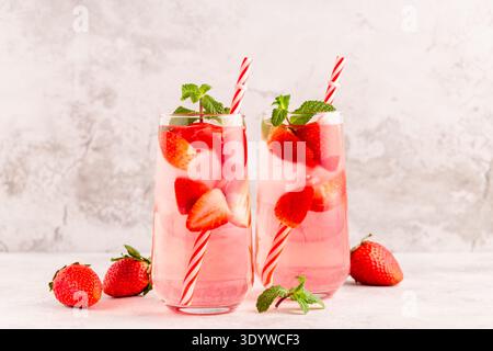 Limonata fresca di fragole ghiacciate con menta, concentrazione selettiva Foto Stock