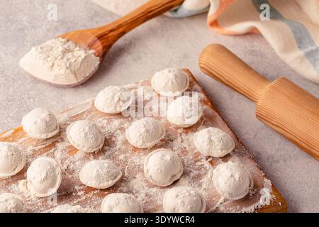 Gnocchi crudi fatti in casa sulla tavola. Il processo di preparazione degli alimenti. Foto Stock