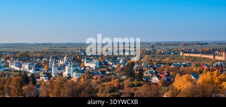 Vista autunnale della città di Suzdal dal campanile Foto Stock