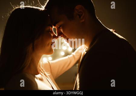 silhouette di coppia che si baciano e si legano insieme. relazione e romanticismo. Appuntamento romantico. Primo piano Foto Stock