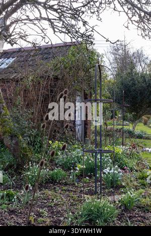 Capannone in pietra del giardiniere in un giardino primaverile Foto Stock