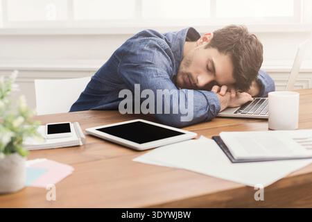 Uomo d'affari dormiente in un ufficio moderno Foto Stock