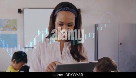 Tenere una lezione di insegnante di tablet in classe, indossare una camicetta leggera, con lavagna bianca e grafici Foto Stock