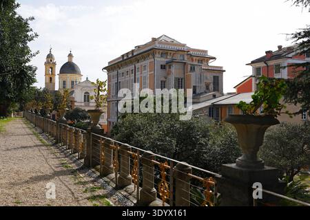 Scatto ad angolo alto dalla classica terrazza in pietra con urne decorative e ringhiere ornate, con vista su edifici storici gialli e sull'iconica cupola e. Foto Stock