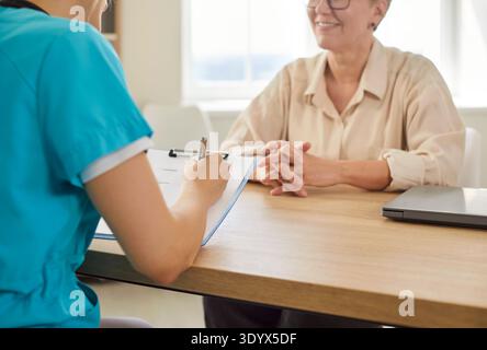 Visita medica di una paziente anziana con infermiera o medico in ospedale Foto Stock