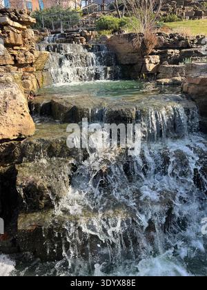 Piccola cascata che scorre su rocce stratificate in un'area paesaggistica a Shaw Park a St Louis, USA Foto Stock