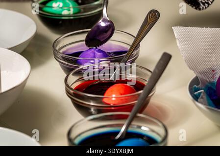 Colorare le uova di Pasqua. Preparazione e uova di Pasqua morenti Foto Stock