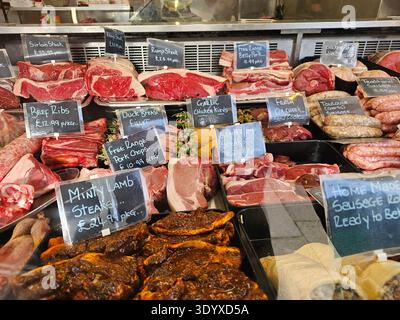 Carne in vendita in una macelleria, Norfolk Foto Stock