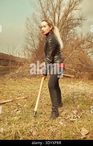 Una bella bionda che costruisce il bersaglio per lanciare un coltello Foto Stock