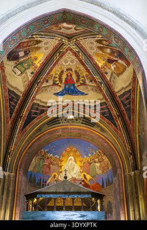 View of the frescoes by Cesare Maccari in Nardo Cathedral. The image shows the Assumption of the Virgin and Christ in Throne among saints, with rich g Foto Stock