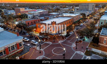 Vista aerea del tramonto nel centro storico di Sanford nel periodo natalizio da un drone, Sanford, Florida, Stati Uniti. Foto Stock