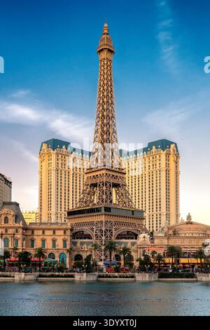 Fontane Bellagio al tramonto e Hotel e Casino Paris a Las Vegas, Nevada. Foto Stock