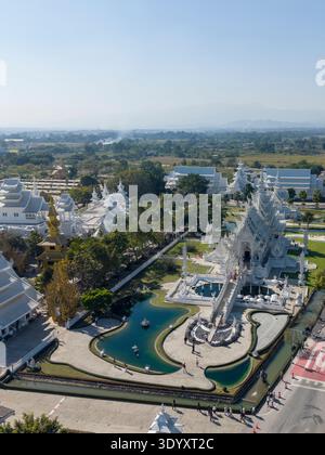 Veduta aerea di Wat Rong Khun (il Tempio bianco), Mueang Chiang Rai, Chiang Rai, Thailandia, Asia Foto Stock