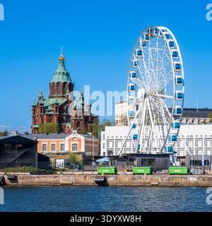 Ruota panoramica di Helsinki accanto alla cattedrale di Uspenski sul lungomare, Helsinki, Finlandia Foto Stock