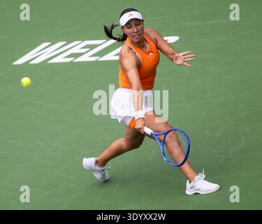 Indian Wells, California, Stati Uniti. 9 marzo 2026. Jessica Pegula (USA) in azione contro Jelena Ostapenko (LAT) durante il loro terzo turno al BNP Paribas Open il 9 marzo 2026, tenutosi all'Indian Wells Tennis Garden di Indian Wells, California. Crediti: csm/Alamy Live News crediti: Cal Sport Media/Alamy Live News Foto Stock